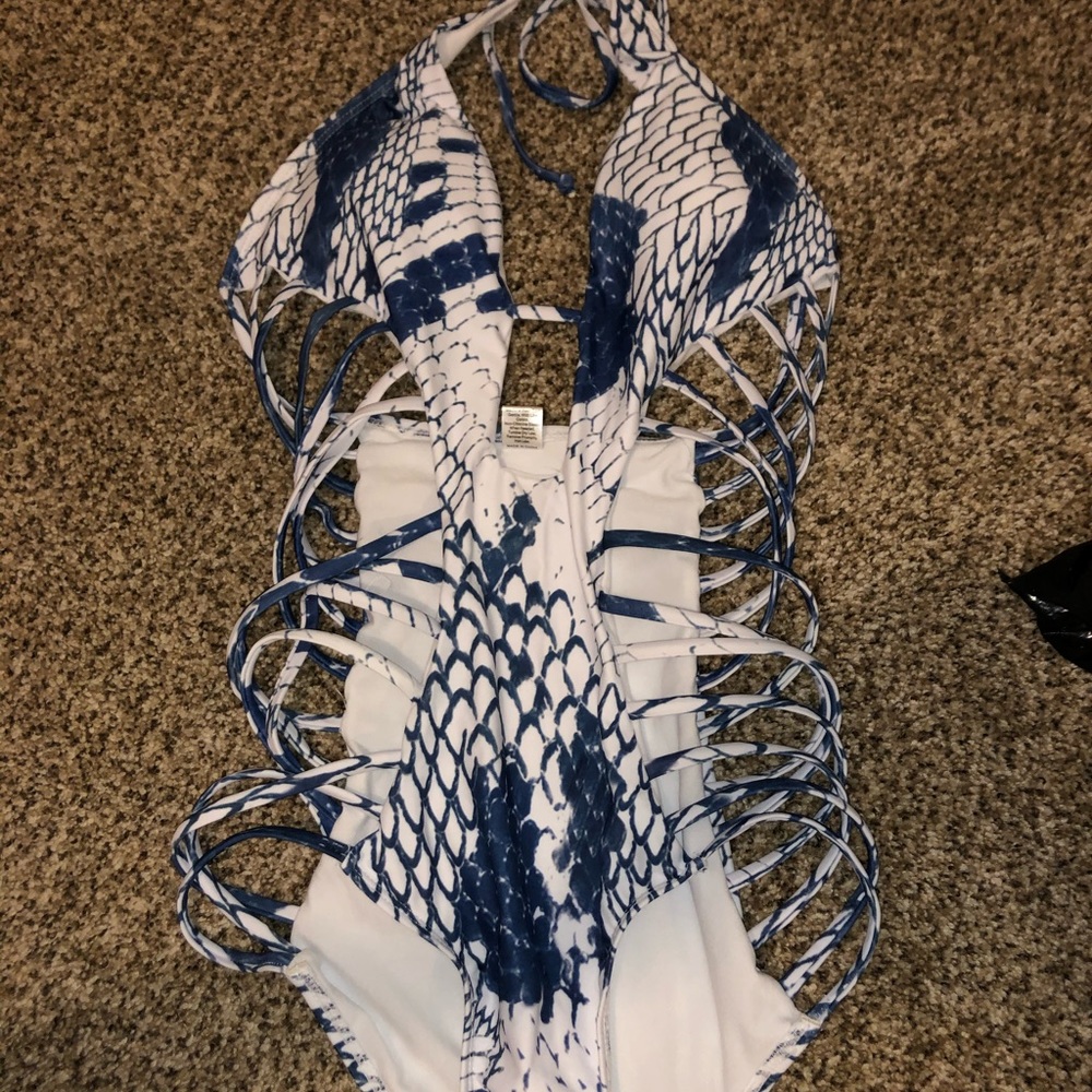 1 piece bathingsuit size medium never worn